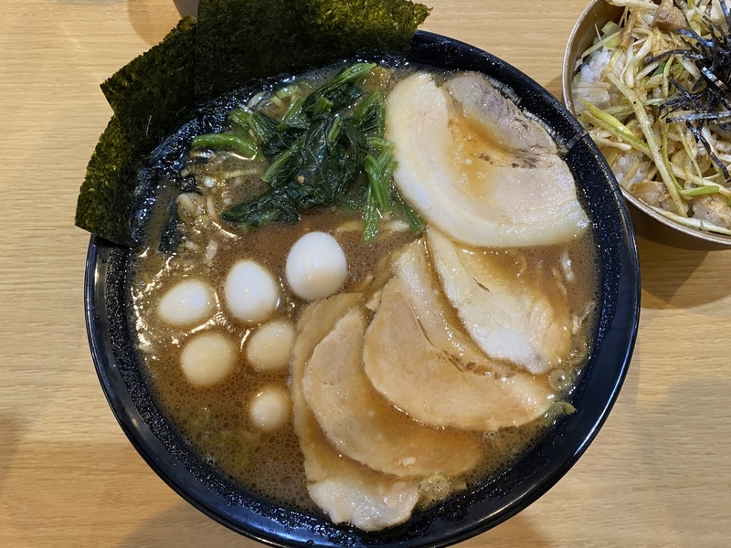 豚骨らーめん道　醤油チャーシューメン並(950円)+うずら(100円)+ネギ丼並(350円)