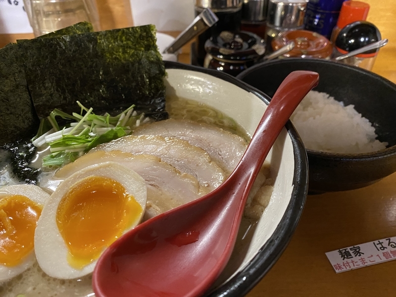 麺家はる　チャーシュー玉子ラーメン(1080円)+半ライス(120円)