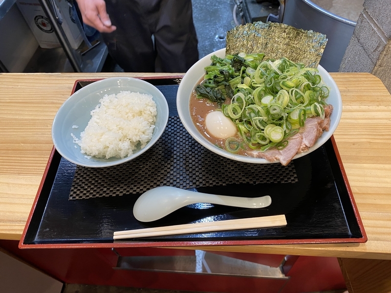 見田家　出来上がったラーメンを受け取る