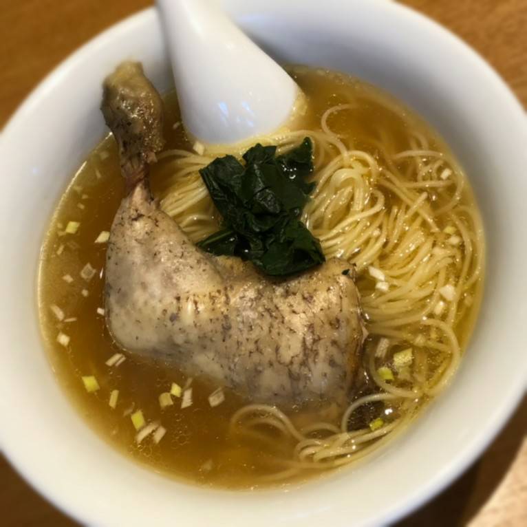 喜洋洋(シーヤンヤン)骨付き鶏モモ湯麺