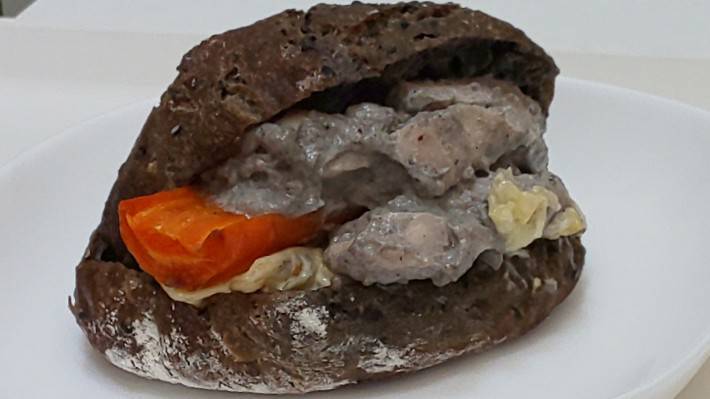 アマムダコタン チキンのゴマ蕎麦ソース和えゴマリュスティックサンド