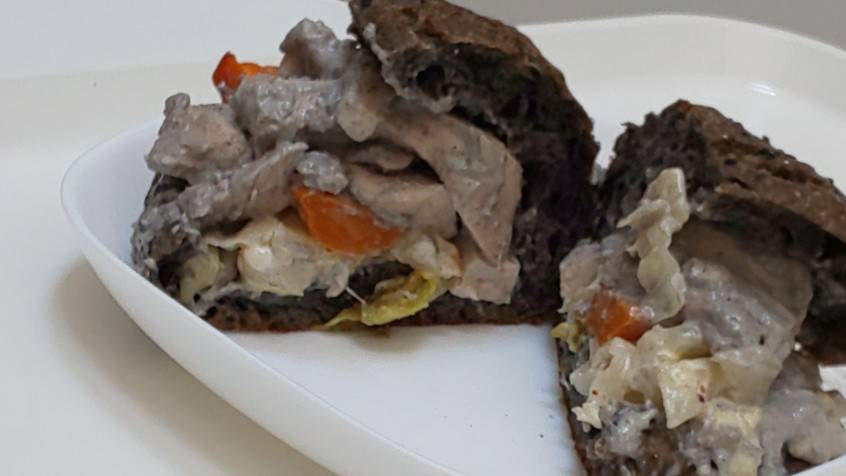 アマムダコタン チキンのゴマ蕎麦ソース和えゴマリュスティックサンド