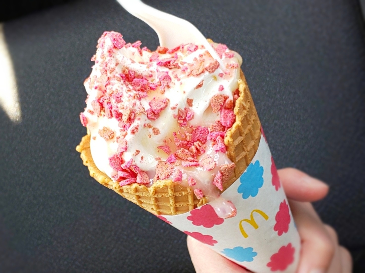 マクドナルド ワッフルコーン いちごミルキーのままの味 値段 口コミ レビュー