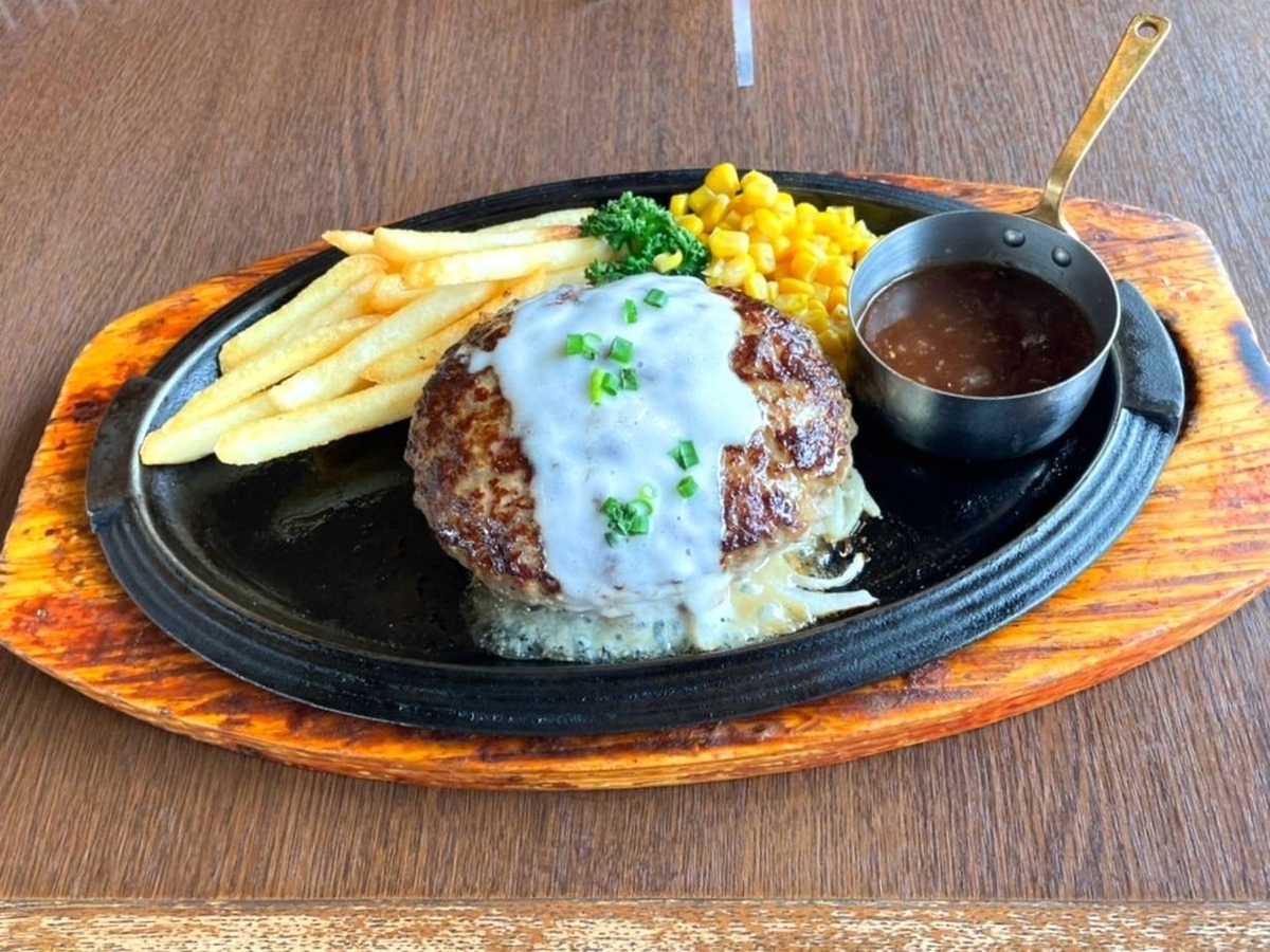 ロイヤルホストの人気メニュー「黒×黒ハンバーグ」「オニオングラタンスープ」を食べた感想。グランドメニュー紹介【口コミ】 LIFE ロイヤルホストの人気メニュー「黒×黒ハンバーグ」「オニオングラタンスープ」を食べた感想。グランドメニュー紹介【口コミ】 LIFE