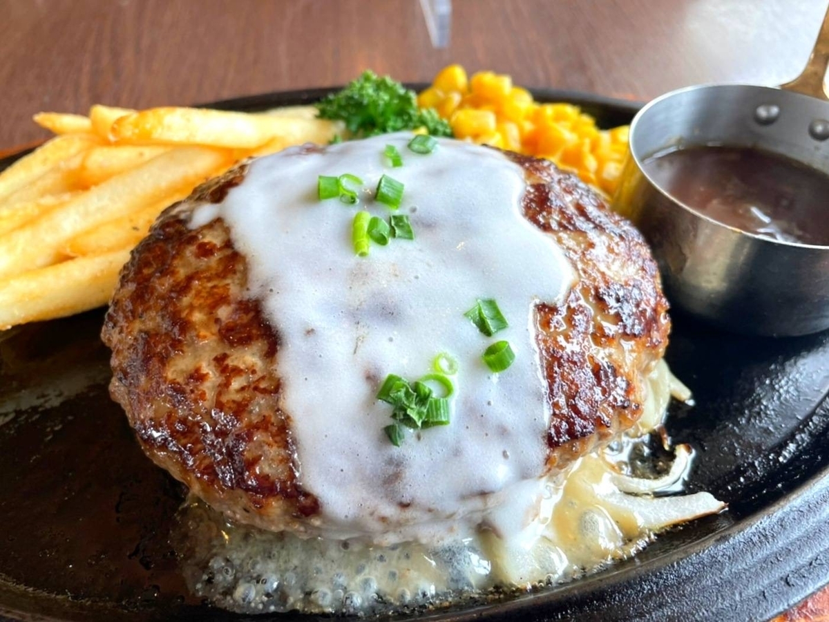 ロイヤルホストの人気メニュー「黒×黒ハンバーグ」「オニオングラタンスープ」を食べた感想。グランドメニュー紹介【口コミ】 LIFE ロイヤルホストの人気メニュー「黒×黒ハンバーグ」「オニオングラタンスープ」を食べた感想。グランドメニュー紹介【口コミ】 LIFE