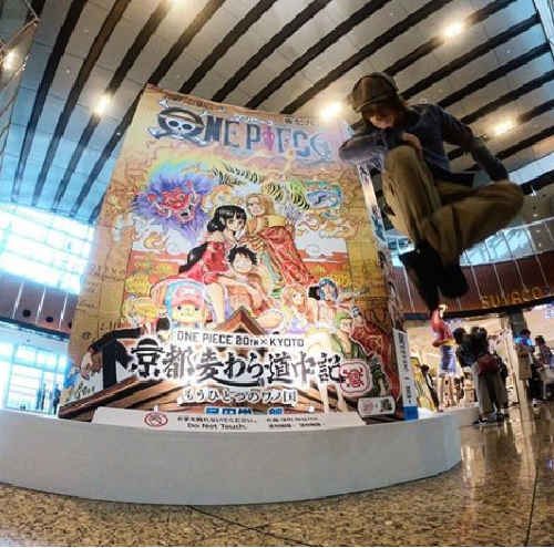 京都市役所前の麦わらの一味手配書のインスタ映えスポットで宙に浮いている人がいたぞっ 京都麦わら道中記 あつきのgoproしやがれ 京都市役所前の麦わらの一味手配書のインスタ映えスポットで宙に浮いている人がいたぞっ 京都麦わら道中記 あつきのgoproしやがれ