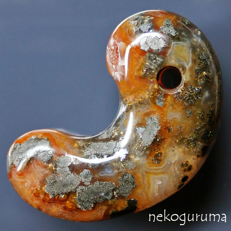 天然石 津軽錦石 の 獣型勾玉(まがたま)です。青碧玉 1点物！ 天然石 津軽錦石 の 獣型勾玉(まがたま)です。青碧玉 1点物