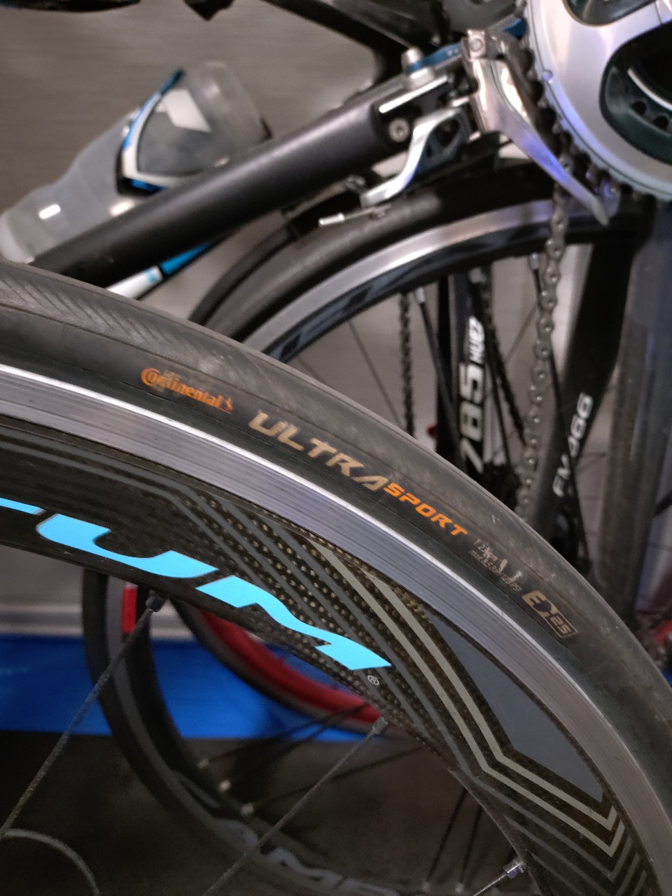 ロードバイク用タイヤはContinental ULTRA SPORT3これ1本！！ - 山を