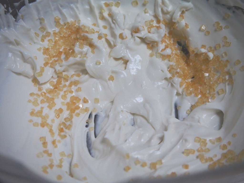 f:id:ikashiya:20161125003931j:plain ホイップクリームにザラメを入れた様子