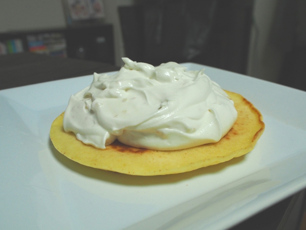 f:id:ikashiya:20161125003934j:plain どらやき生地にホイップクリームをのせた様子