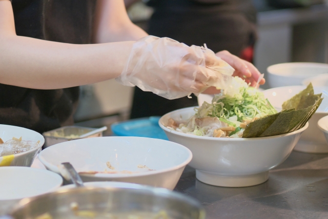 飲食店で盛り付け担当の女性