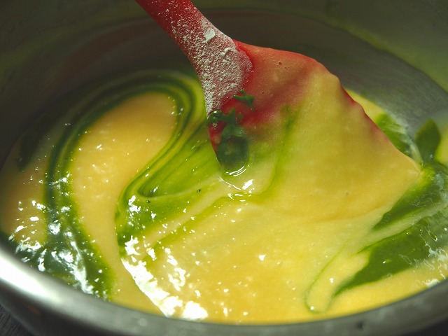 f:id:ikashiya:20170414000403j:plain 生地に抹茶ホワイトチョコを入れてマーブルに混ぜた様子
