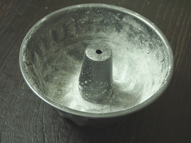 クグロフ型にバターを塗って薄力粉をはたいた様子