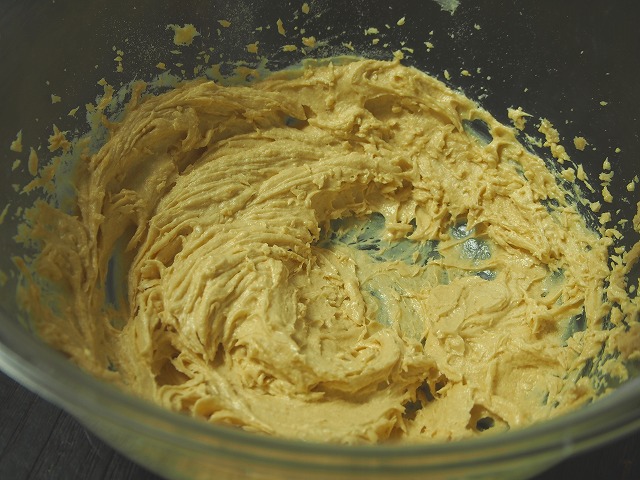 バターに砂糖・卵を混ぜた様子