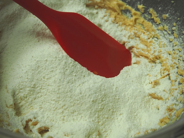 粉類をふるい入れた様子