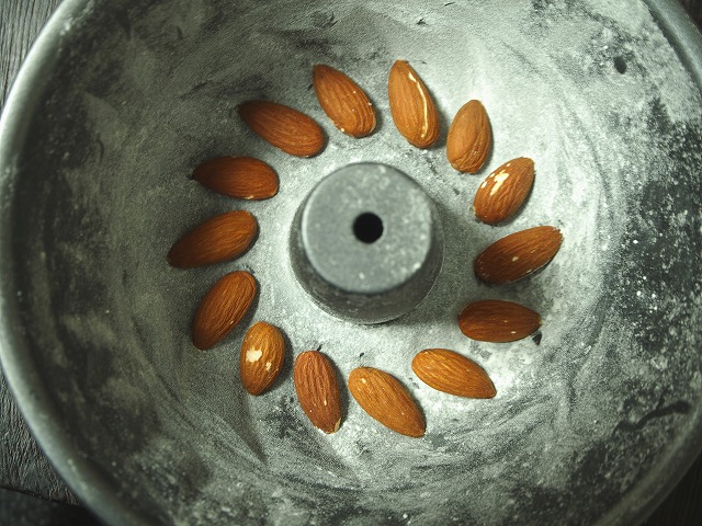粉をはたいたクグロフ型の底にアーモンドを並べた様子