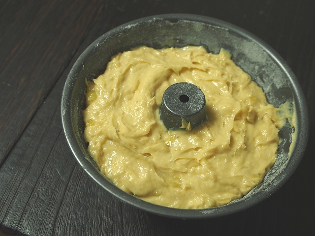 生地をクグロフ型に詰めた様子