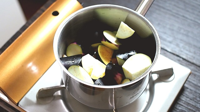 f:id:ikashiya:20171207222541j:plain 片手鍋を使っている様子