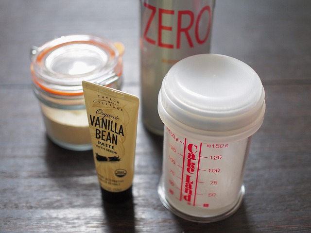 f:id:ikashiya:20171217221401j:plain オイルスプレーとバニラビーンズペーストと粉糖振りとカルダモン