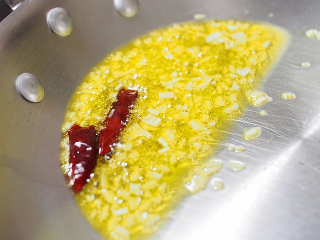 f:id:ikashiya:20171217224726j:plain オリーブオイルでにんにくを炒める