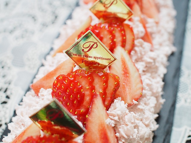 f:id:ikashiya:20171218234612j:plain 苺のムースロールケーキ4