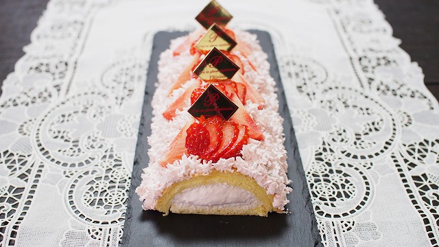 苺のムースロールケーキ