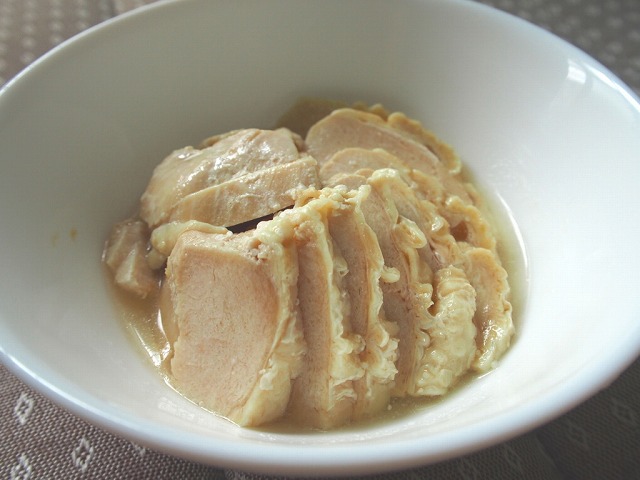 白だしと鶏がらスープの素で作る鶏胸肉のしっとり冷菜