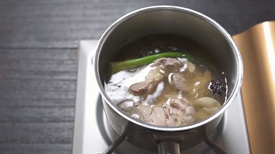 鶏を茹でる様子