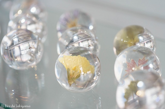 花が入った水晶