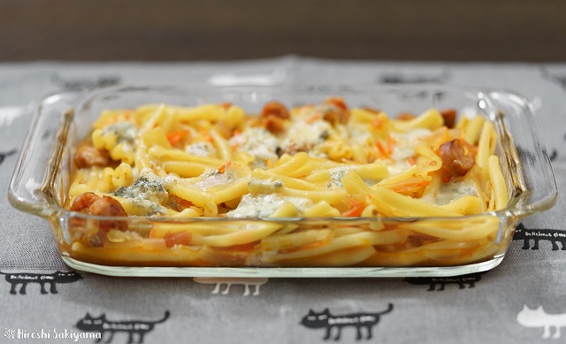 ウインナーのラグーのカサレッチェ、ゴルゴンゾーラのオーブン焼き