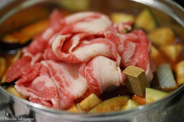 f:id:ikashiya:20180415235227j:plain 牛肉を入れた様子