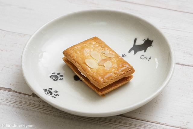 絞って撮ったバターサンドの写真 お皿の猫がわかる