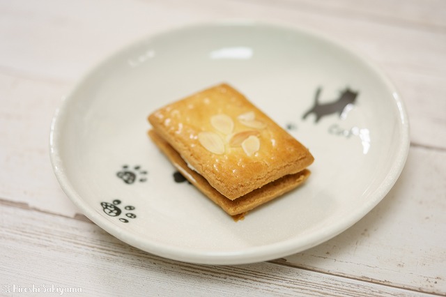 開放で撮ったバターサンド、お皿の猫がボケてわかりにくい