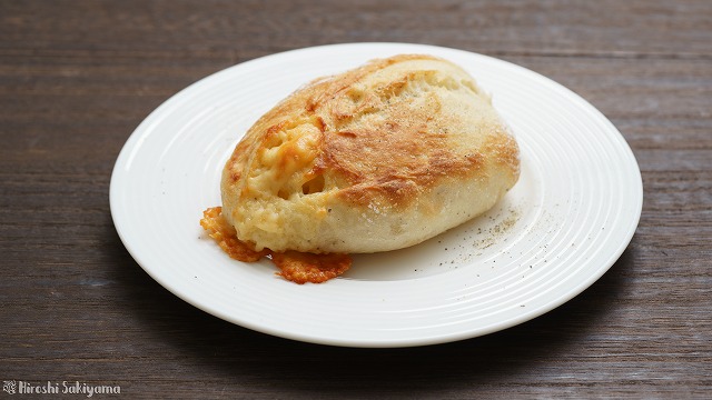 チーズと黒胡椒のクッペっぽいパン
