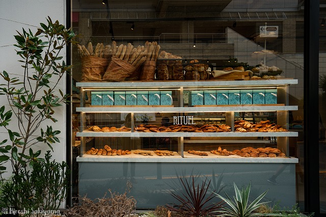 RITUEL(リチュエル) 代官山店の外からパン陳列を見た様子