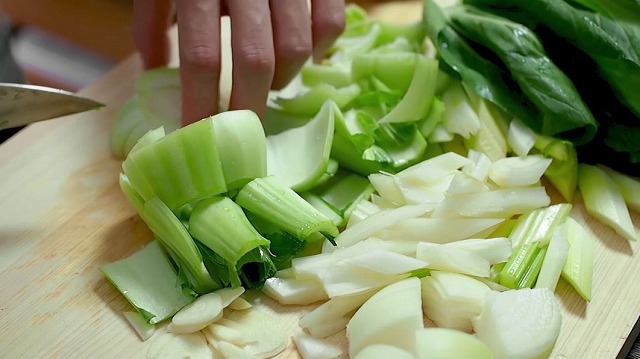 野菜をカットする様子