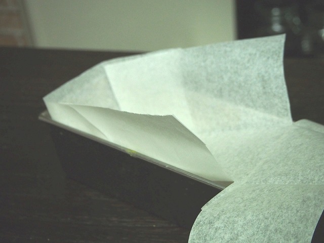 片側をパウンド型にセットした様子