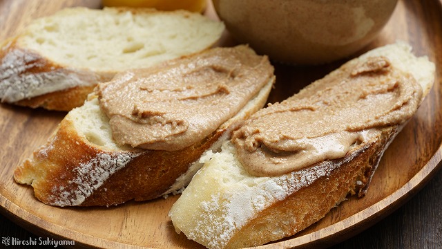 ピーナッツバターを塗ったバゲット