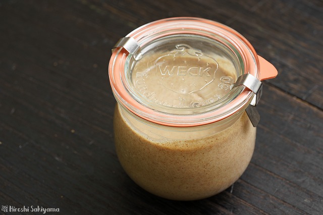 瓶詰めしたピーナッツバター