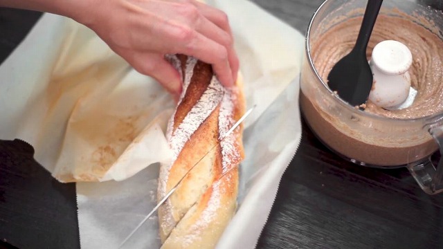 ピーナッツバターに合わせるバゲットを切る様子