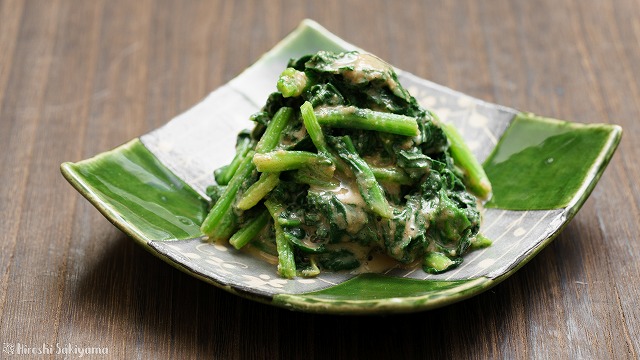 ピーナッツバターで和えたほうれん草のおひたし