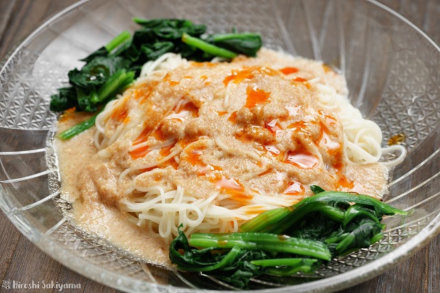 ピーナッツバターのつゆにラー油をかけたそうめん