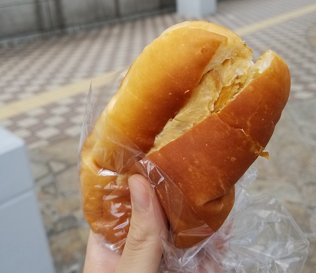 ピーナッツバター米粉パンをずらしピーナッツバターが見える様子