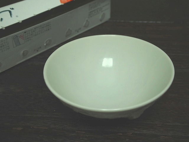 お椀に業務用ラップをぴったり張った様子