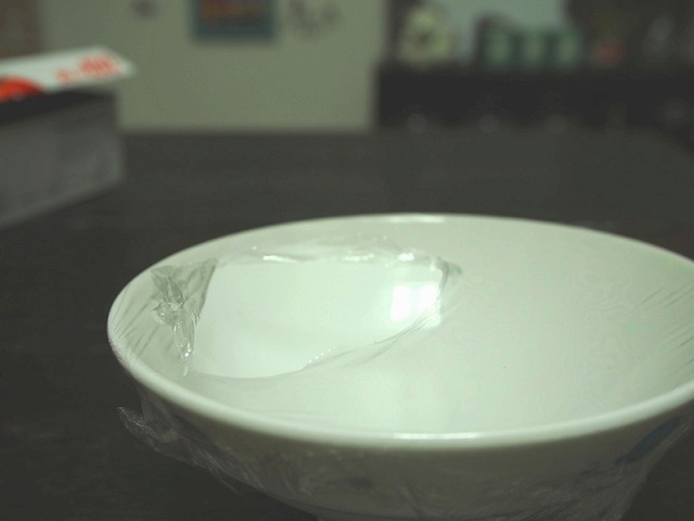 お椀にぴったり張った業務用ラップの一部を破った様子
