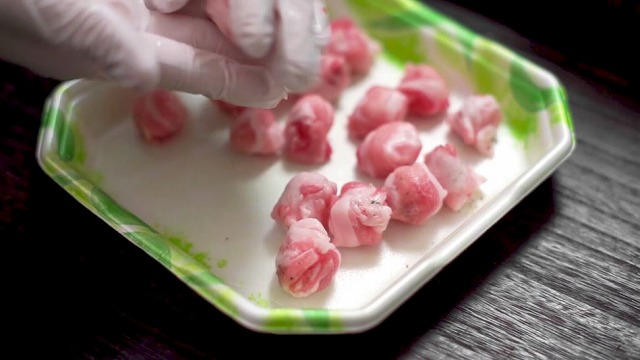 f:id:ikashiya:20180711004724j:plain 豚薄切り肉をまるめる様子