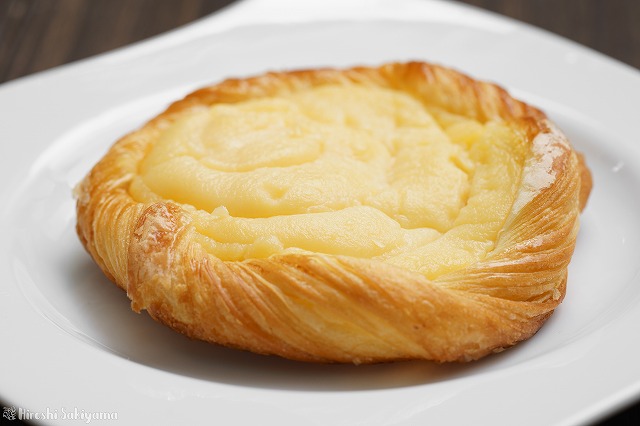 クリームパン　カスタードパイのアップ