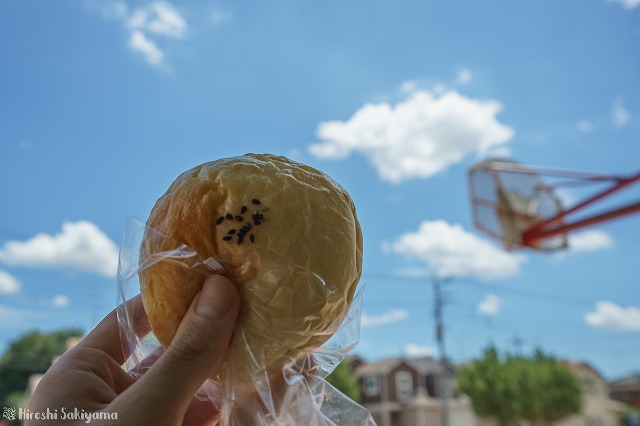 青空の下で食べる様子