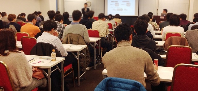 大学で授業を受ける大学生
