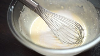 f:id:ikashiya:20180728134922j:plain クリームチーズに生クリームを混ぜる様子
